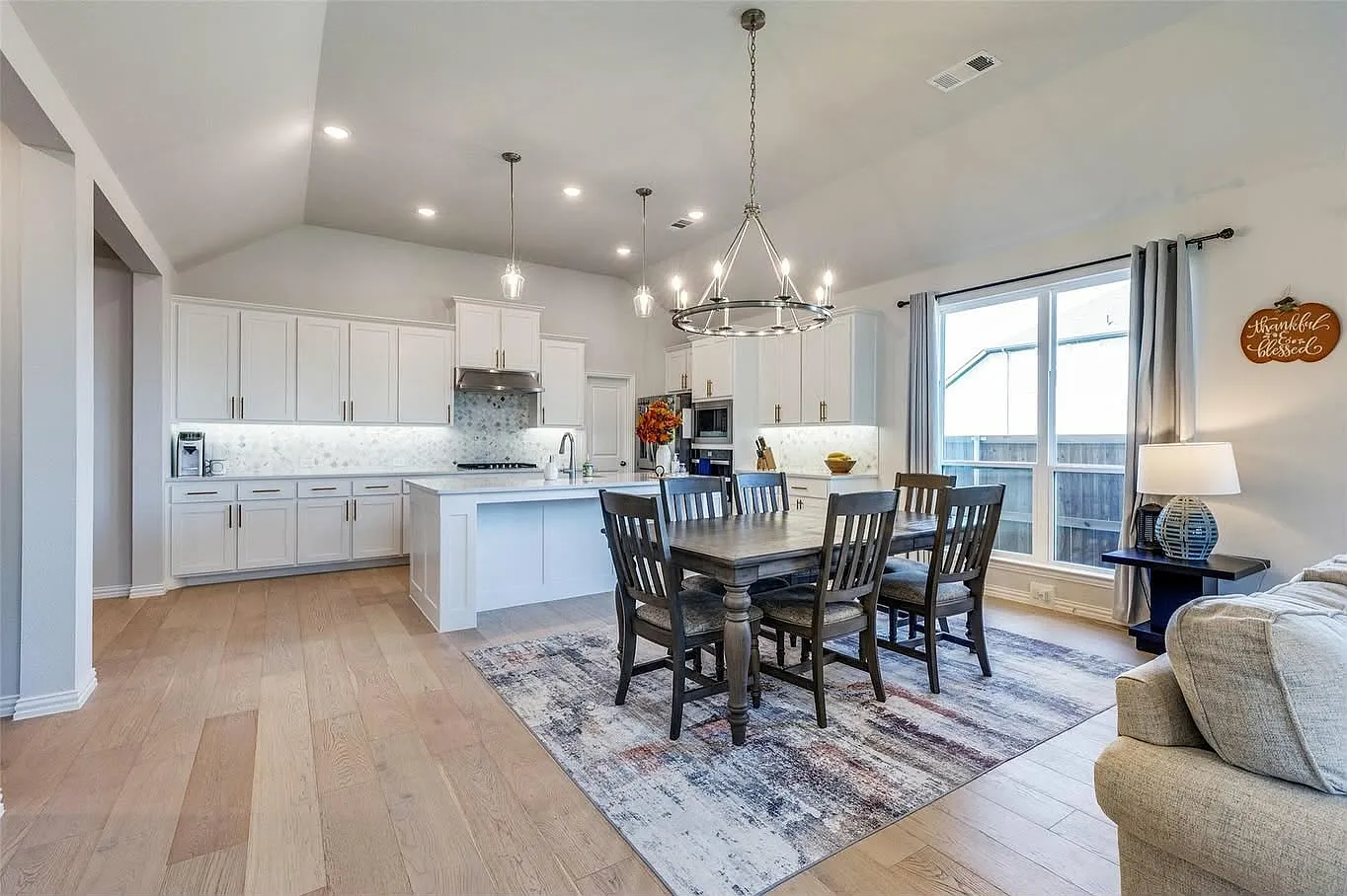4 bed, 2510 sqft, $3,200 — Photo 2