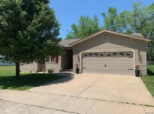 511 E Pennsylvania St, Staunton, IL 62088