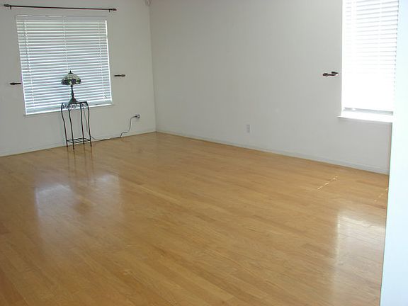 3rd image of 2598 Glenview Dr