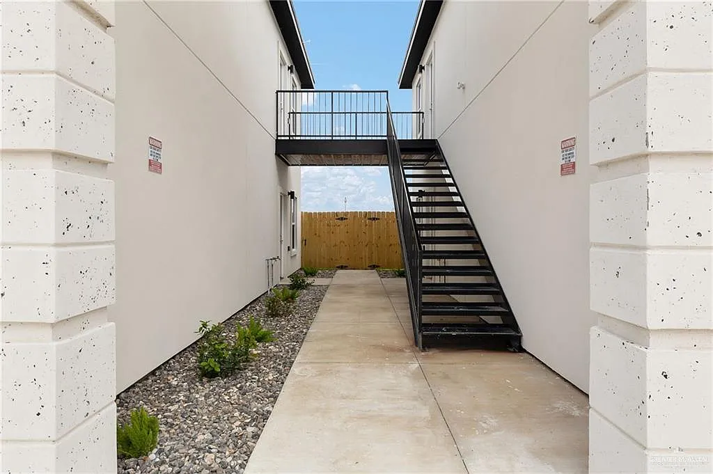 3 bed, 2.0 bath, 1050 sqft, $1,290 — Photo 2