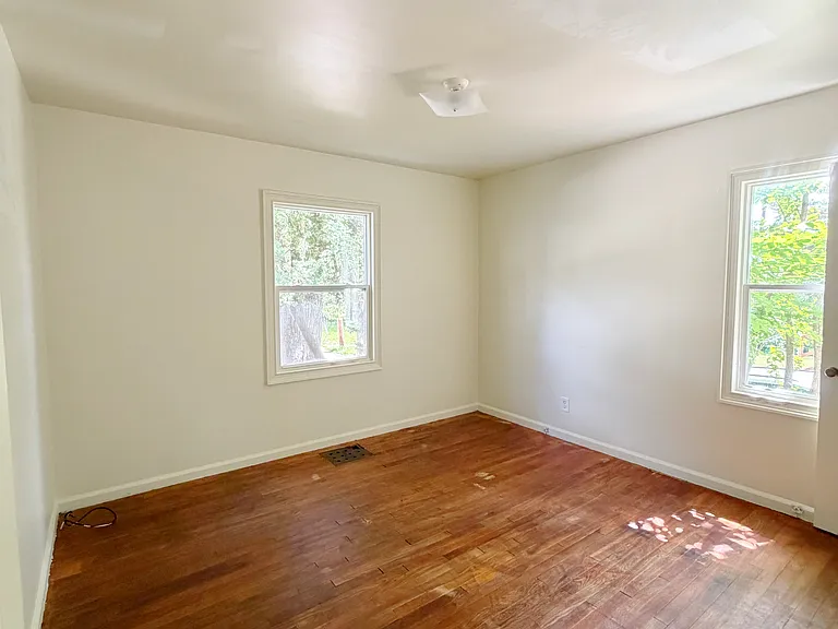 323 Browning Ave — Photo 6