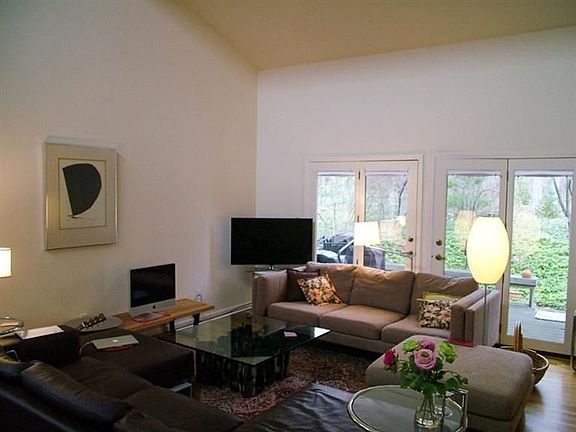 5th image of 583 Glendale Cir