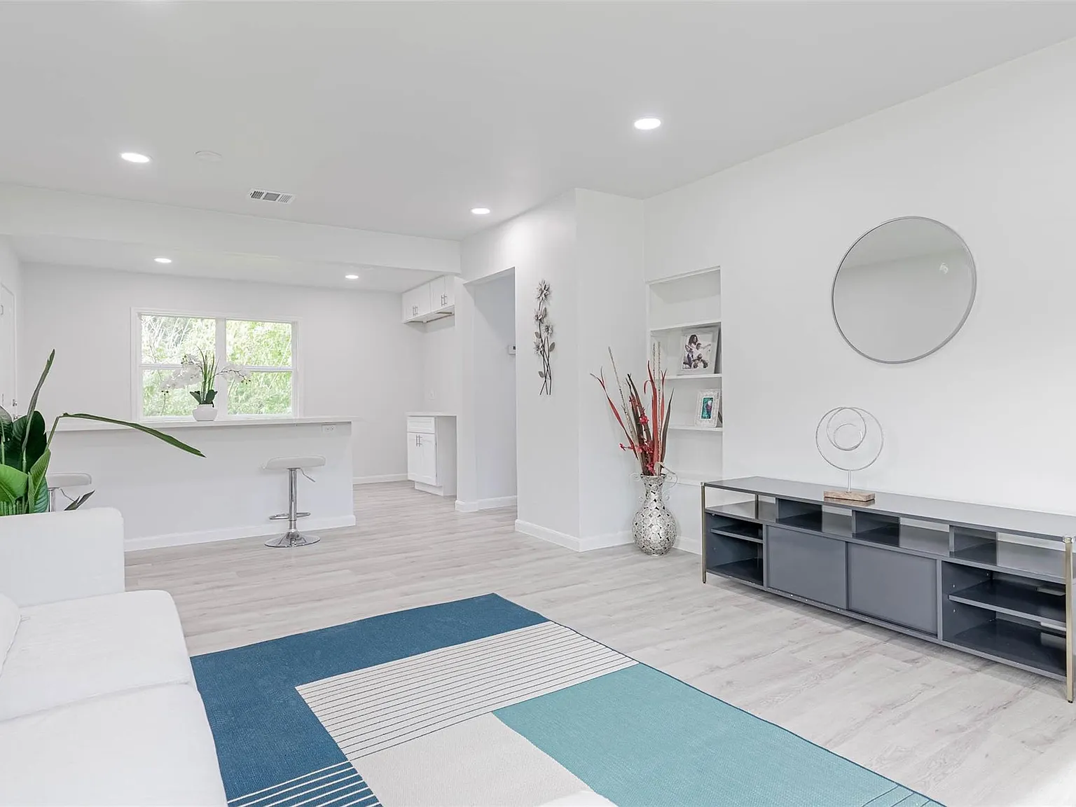 3 bed, 1.0 bath, 1016 sqft, $1,688 — Photo 1