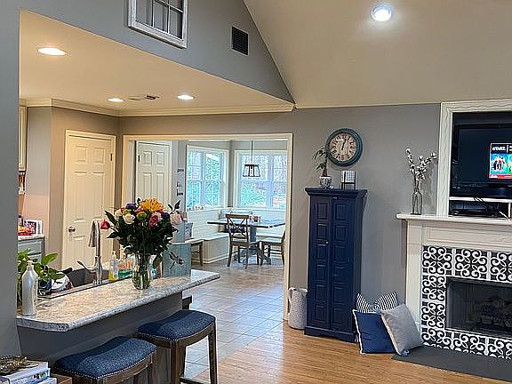 3rd image of 8220 Meadowlake Village Dr