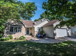 1056 Falls Curv, Chaska, MN 55318