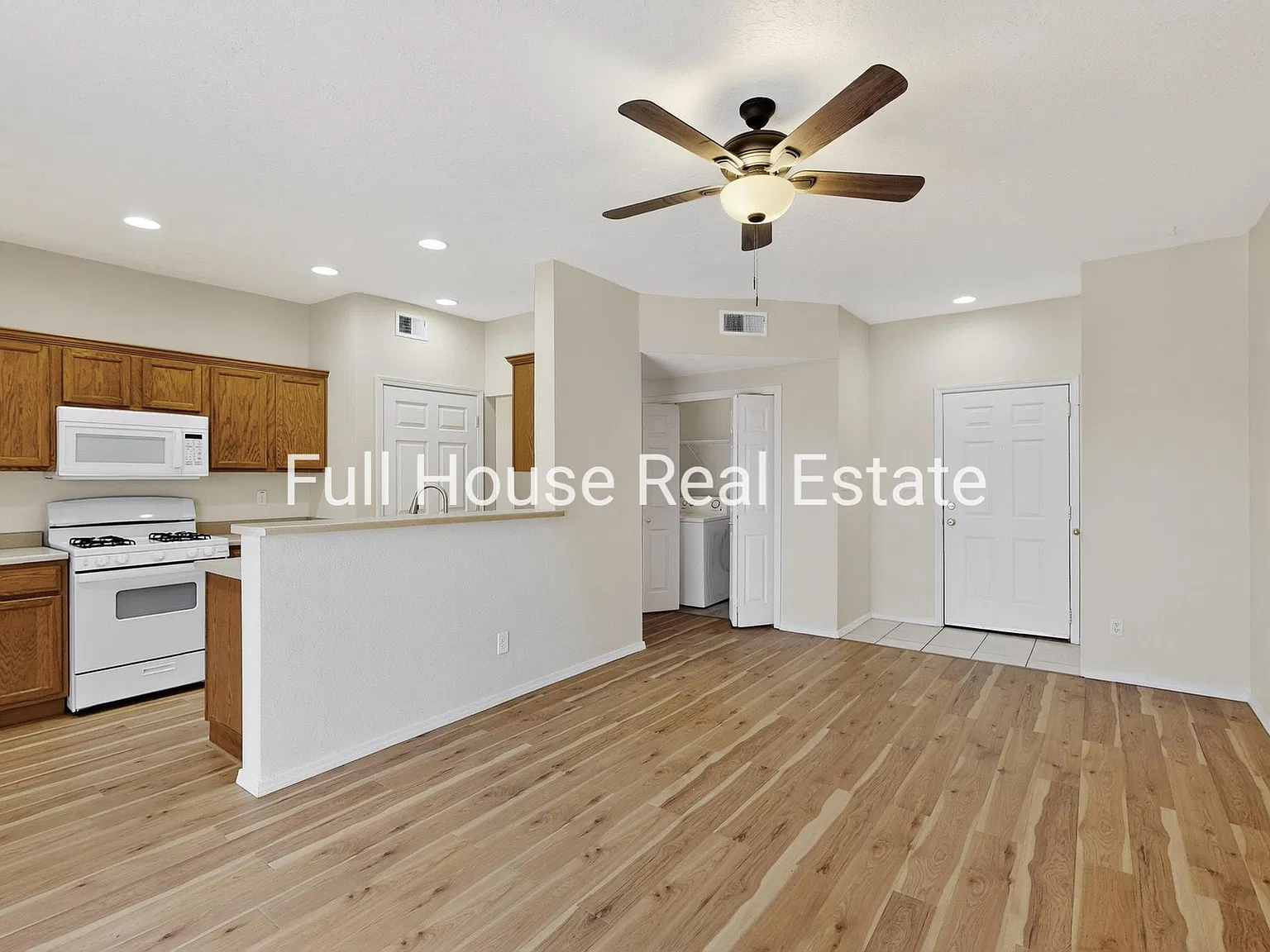 1121 Meadowlark Way SE — Photo 4