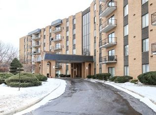 900 W Sunset Dr APT 104, Glenwood, IL 60425