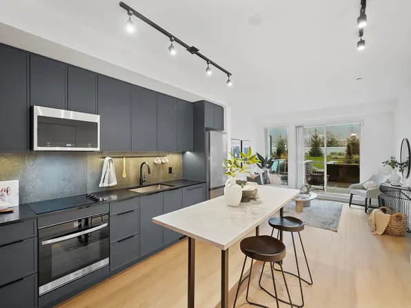 3055 Murray St #205, Pt Moody, BC V3H 1X1