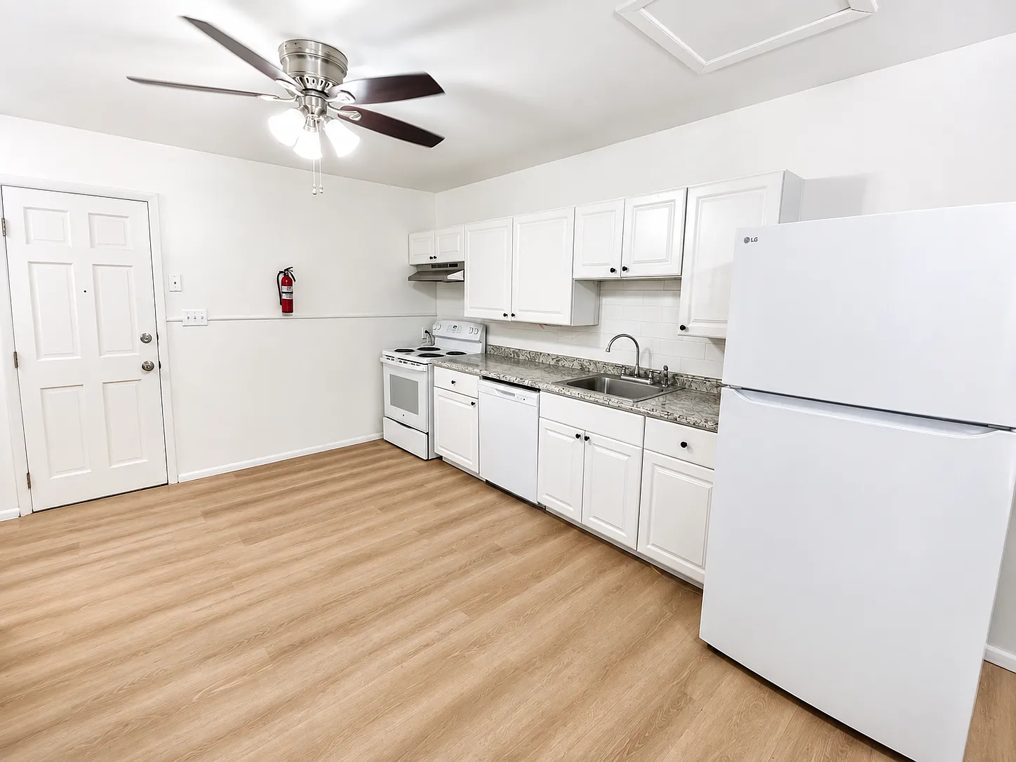 3 bed, 1000 sqft, $2,200 — Photo 3