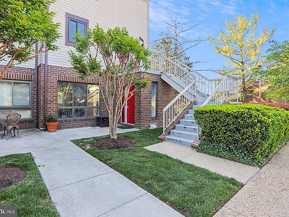 3rd image of 3133 Hawthorne Dr NE #3133
