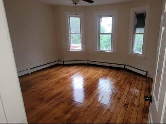 Apt#1 3 bedrooms_Picture 4