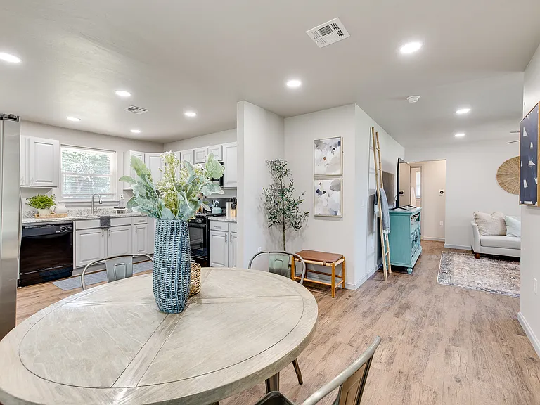 2841 Cambridge Ct — Photo 16