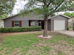 1320 S Howeth St, Gainesville, TX 76240