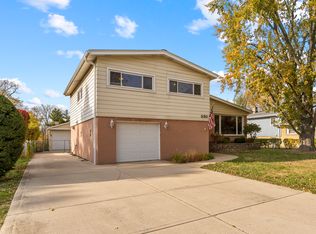 830 Holmes Ave, Deerfield, IL 60015