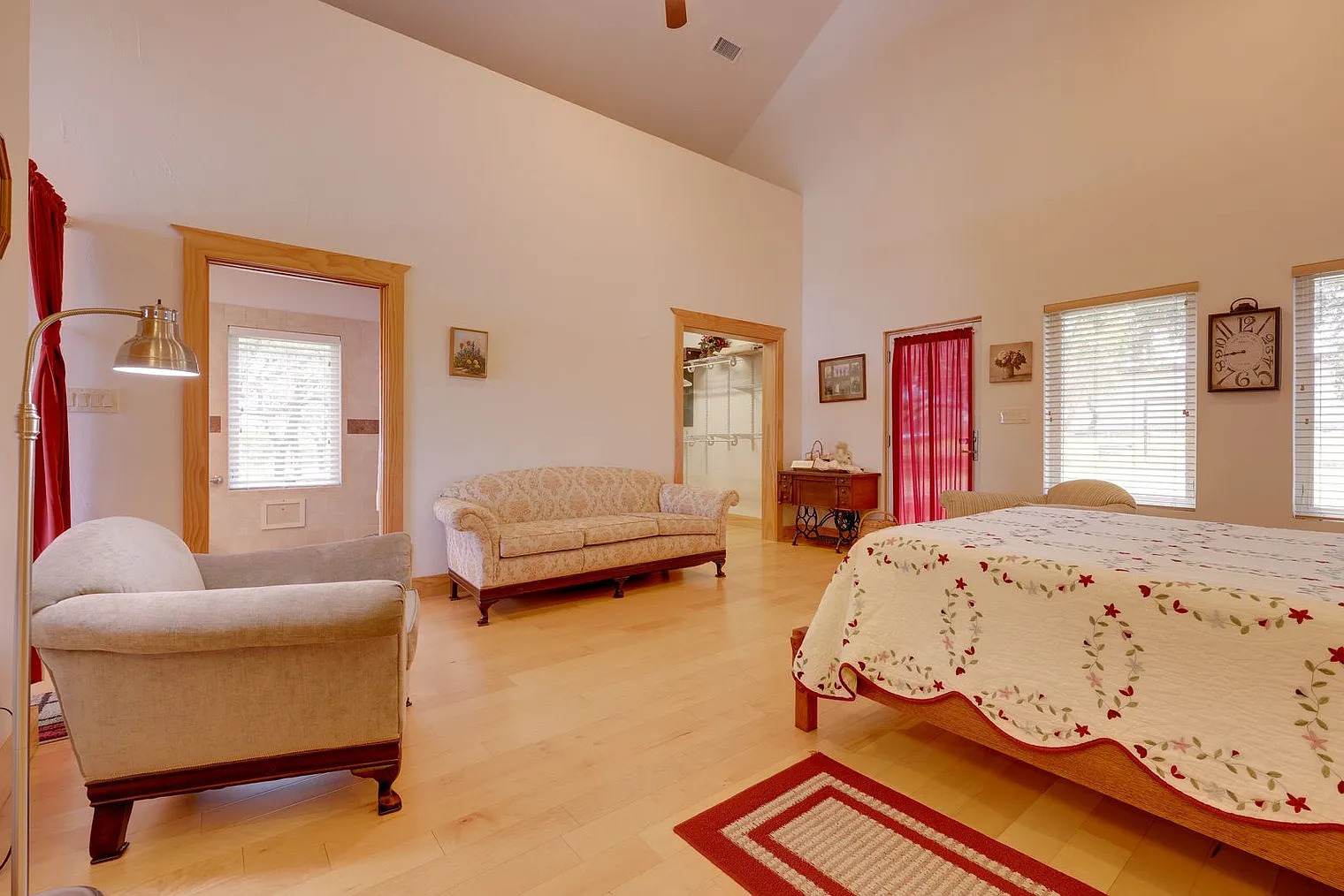 2 bed, 2.0 bath, 1367 sqft, $4,948 — Photo 4