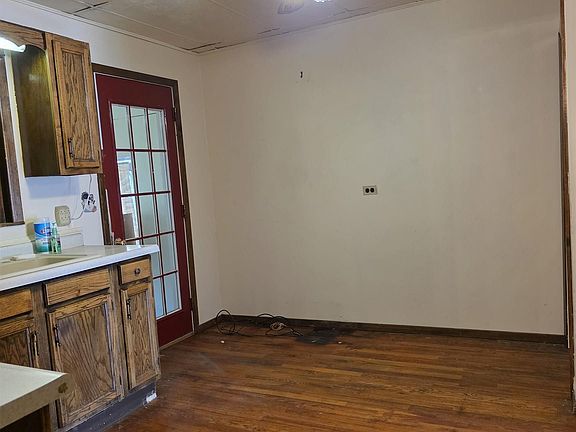 5th image of 537 Bank St
