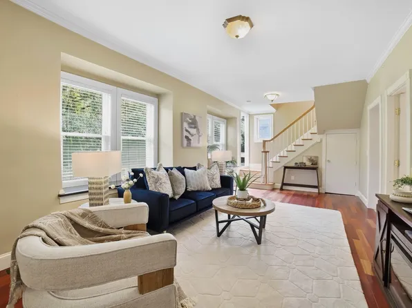 550 Sunderland Rd, Worcester, MA 01604