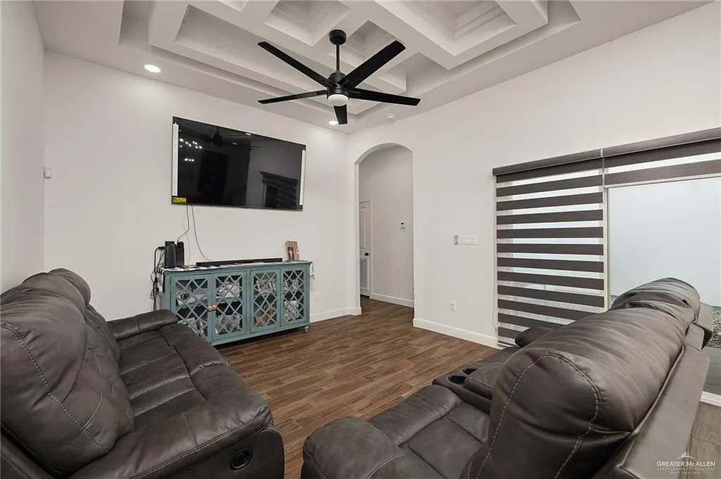 3 bed, 2.0 bath, 1318 sqft, $2,200 — Photo 4