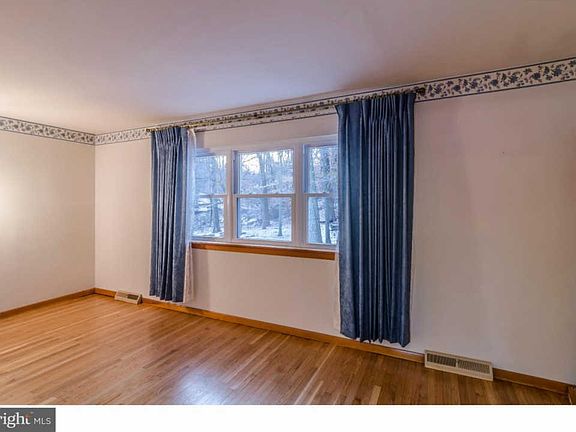 5th image of 130 Hilldale Ct