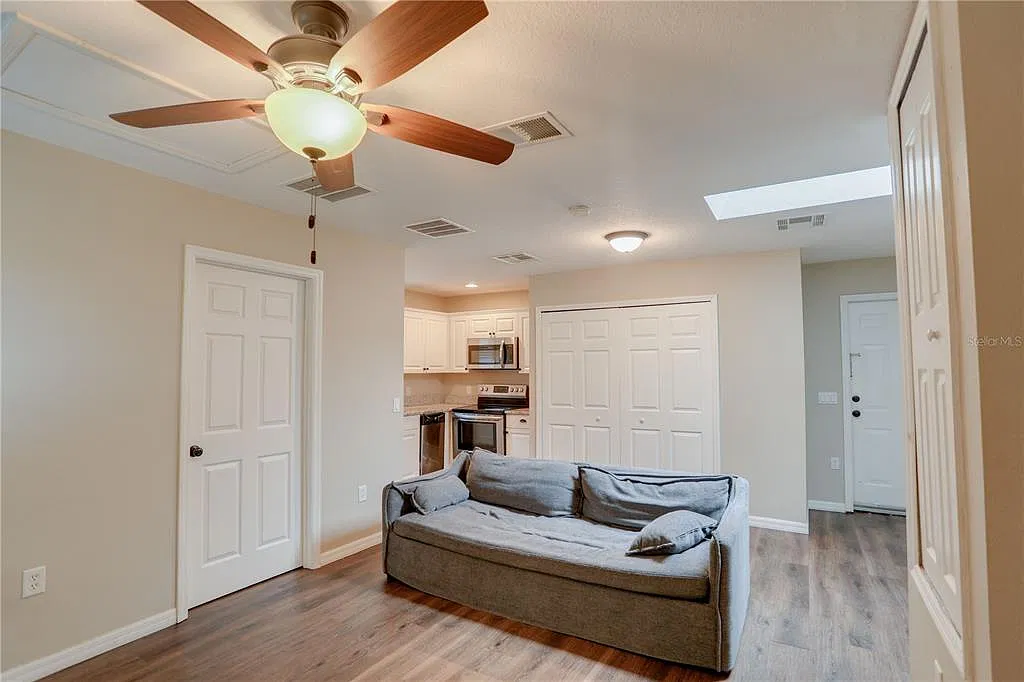 1 bed, 1.0 bath, 450 sqft, $1,350 — Photo 4