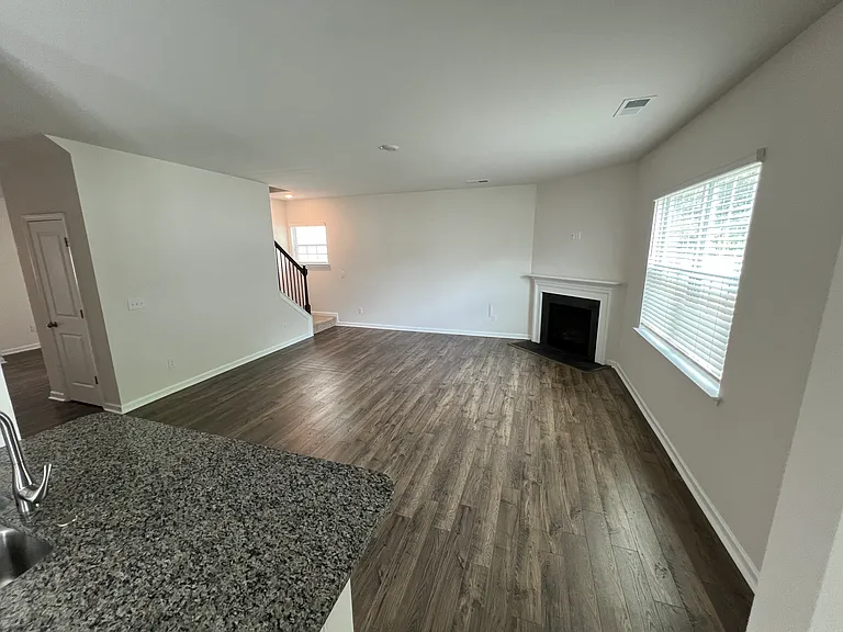 2020 Navarro Rd — Photo 2