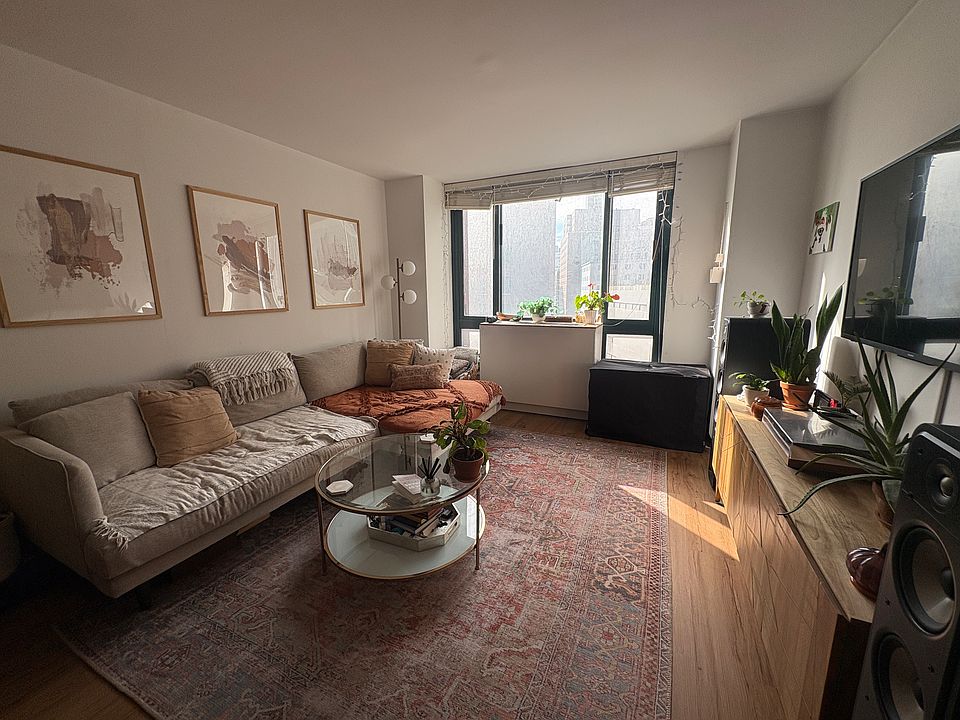 1st image of 1 Irving Pl APT U8b