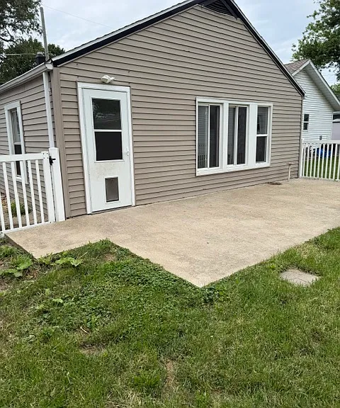 259 N Jackson Ave — Photo 2