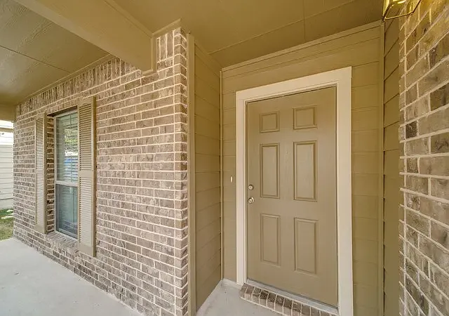 4 bed, 2512 sqft, $2,200 — Photo 3