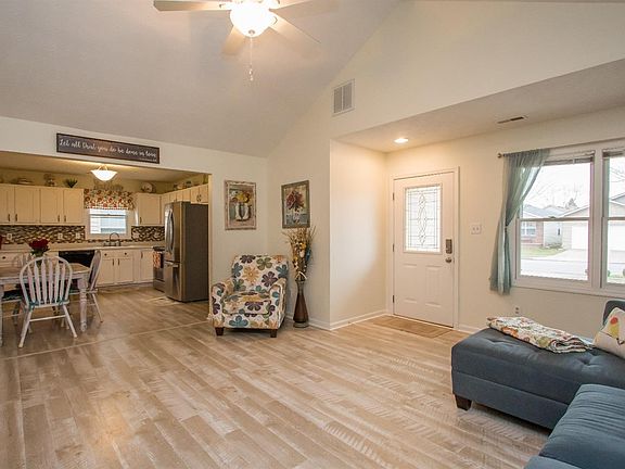 4th image of 133 Allison Cir