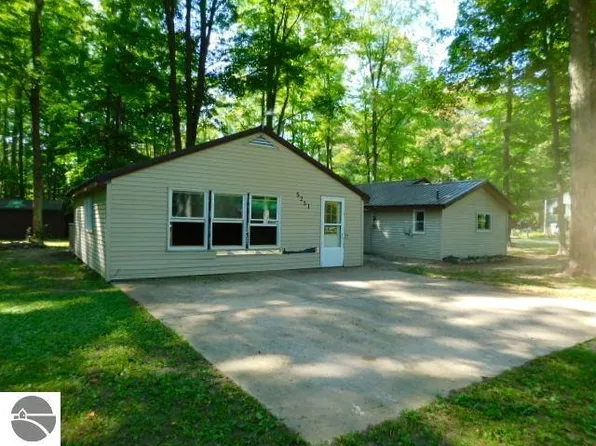 5251 E Shore Dr NE, Kalkaska, MI 49646