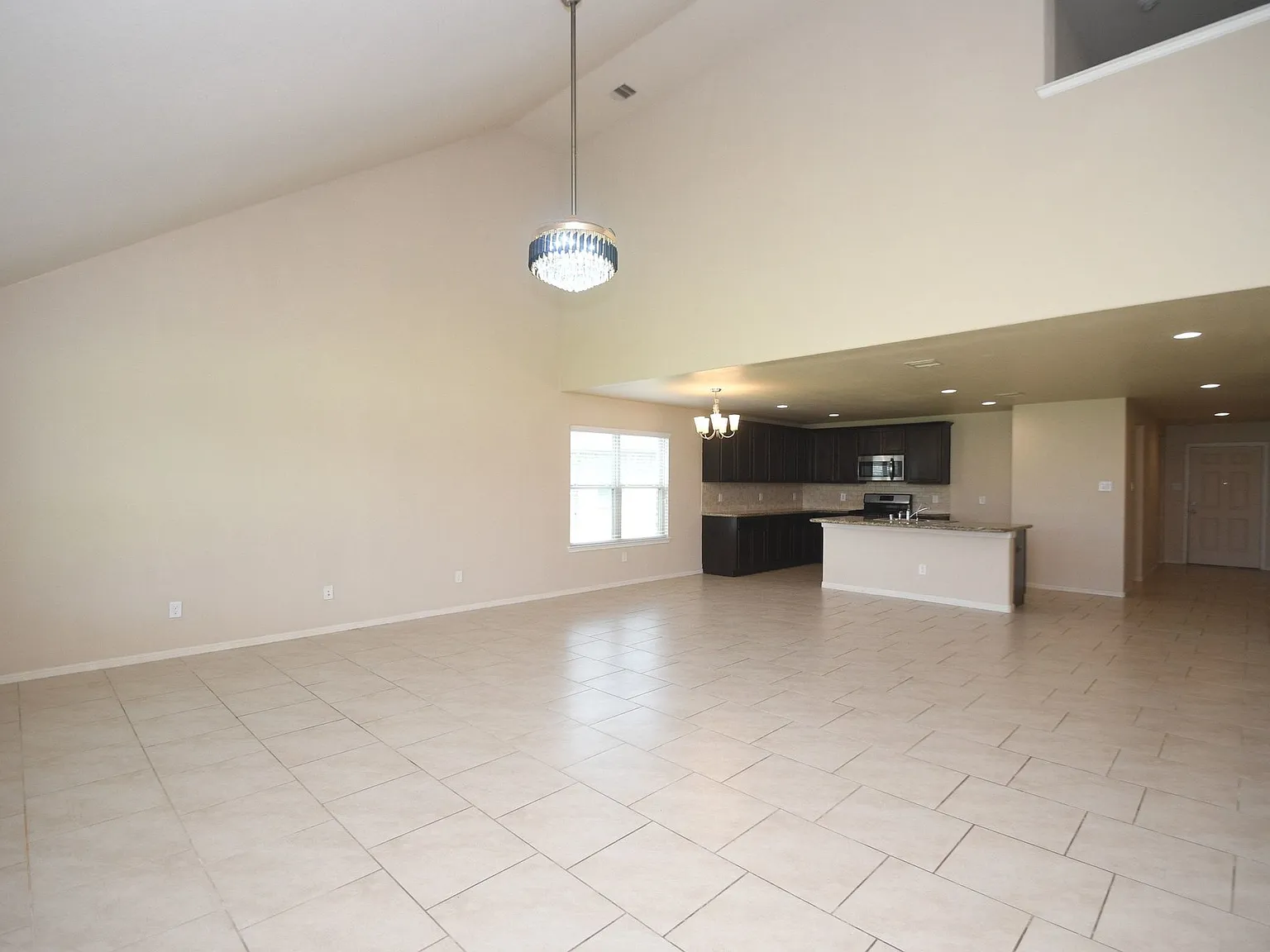 5 bed, 2877 sqft, $2,850 — Photo 2