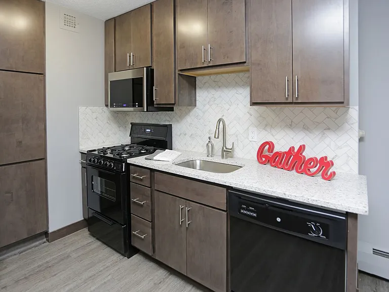 Rivergate Apartments — Photo 76