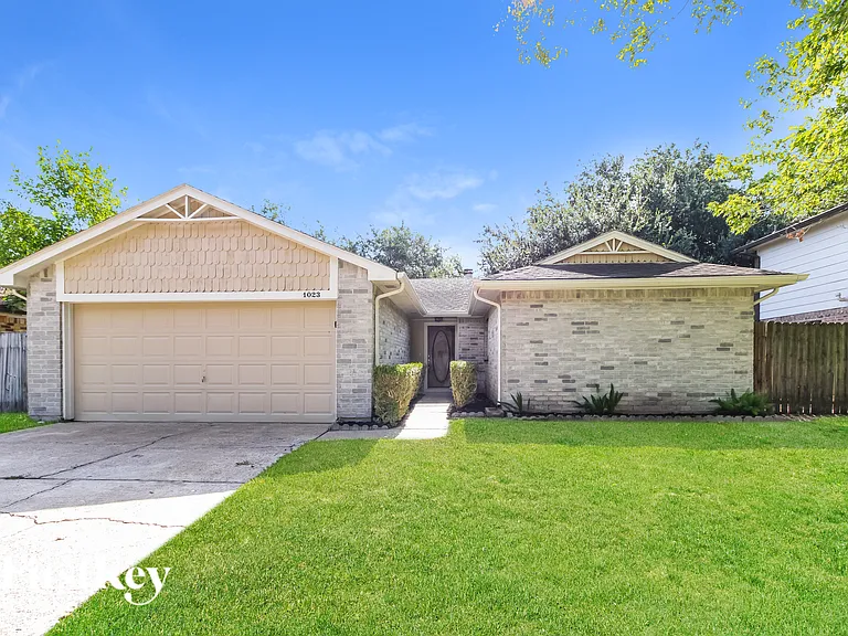 1023 Huntington Dr — Photo 1