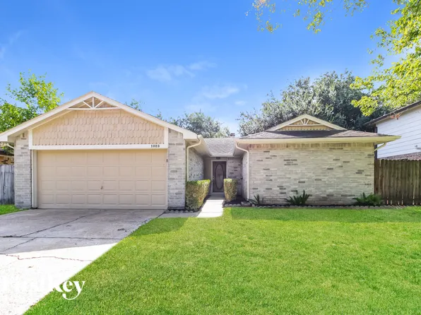 1023 Huntington Dr, Pearland, TX 77584