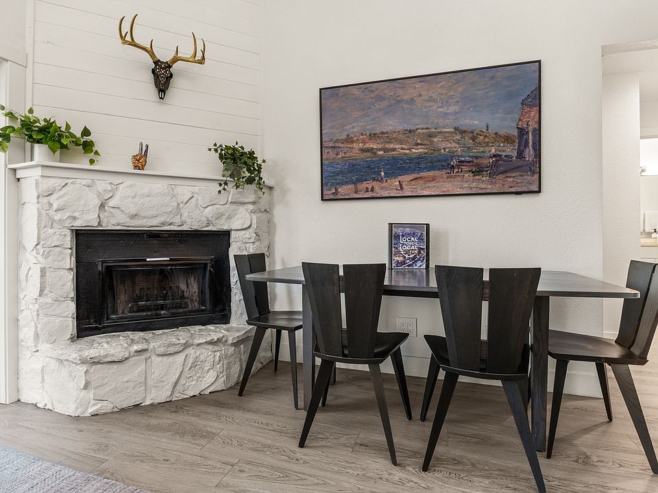 Fireplace (not operable) |Dining table for 4