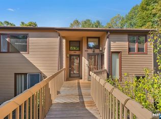 227 Mountain View Dr, Mahwah, NJ 07430