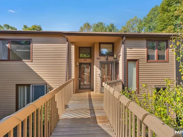 227 Mountain View Dr, Mahwah, NJ 07430