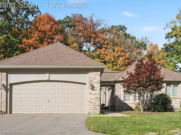 22240 Village Pines Dr, Franklin, MI 48025
