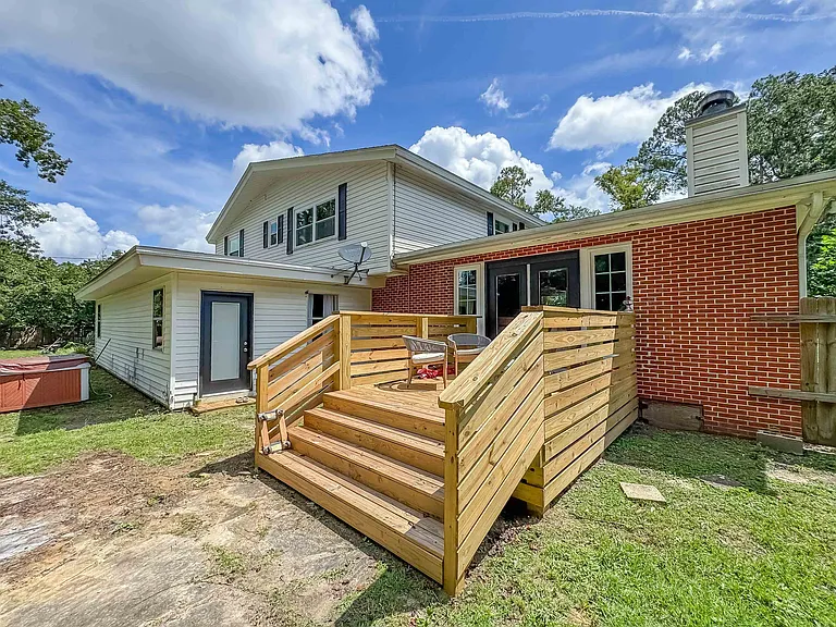 1044 Seminole Dr — Photo 4