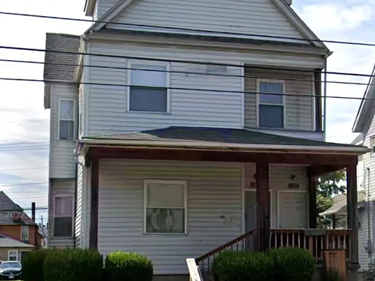 1369 Summit St — Photo 6