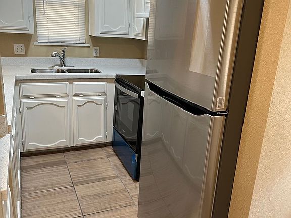 3rd image of 1002 Lexington Cir APT 4