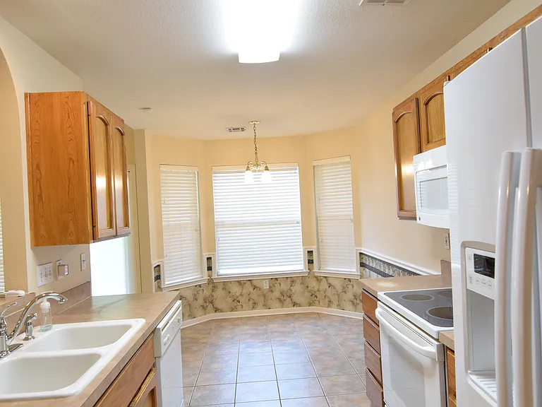 2511 Kingsbury Dr — Photo 6
