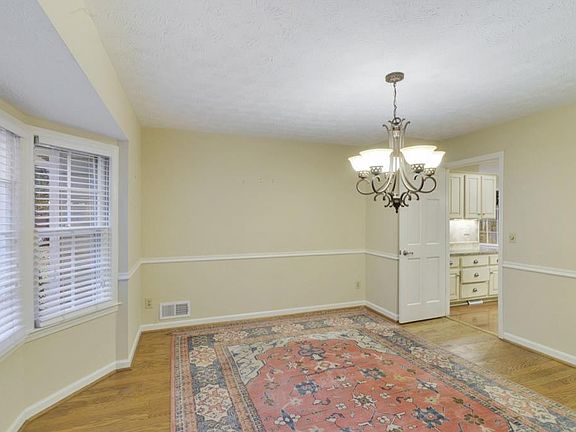3rd image of 482 Foxmoor Dr