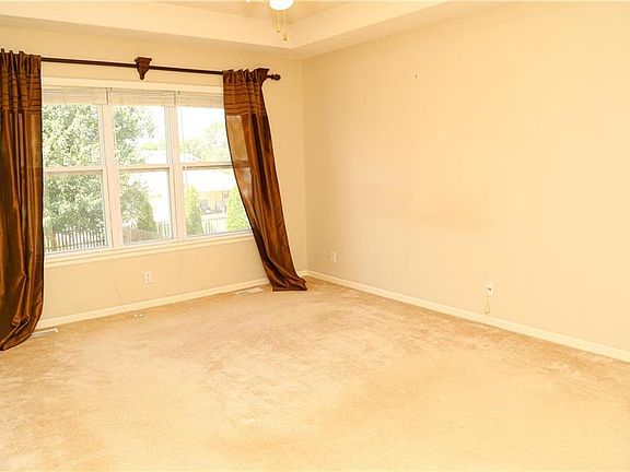 2nd image of 603 SE Williamsburg Dr
