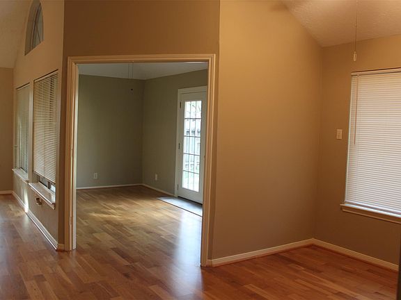 4th image of 3511 Grove Oaks Dr