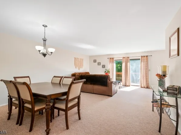 84 Metro Vista Dr, Hawthorne Boro, NJ 07506