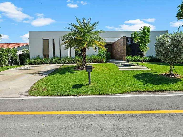 655 Layne Blvd — Photo 1