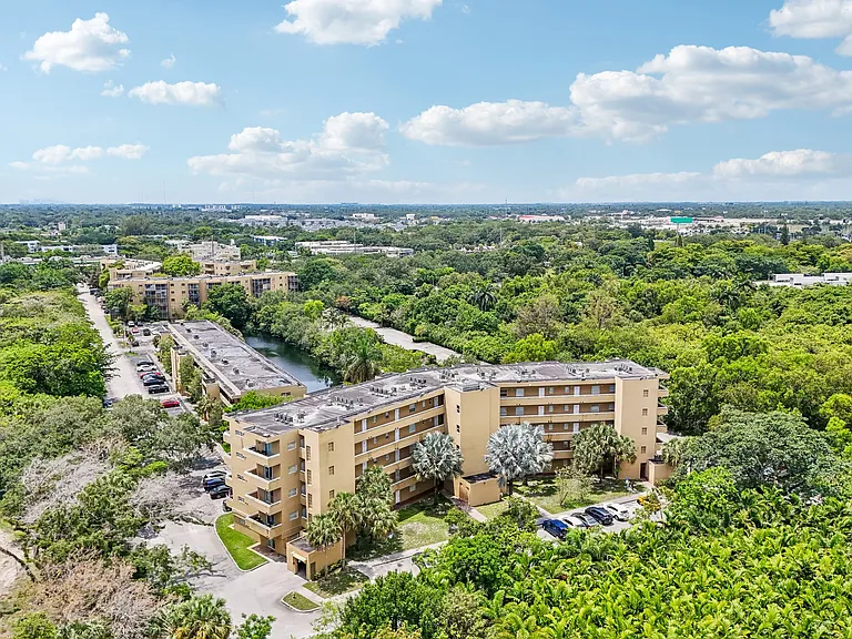 The Oaks Condominium — Photo 10