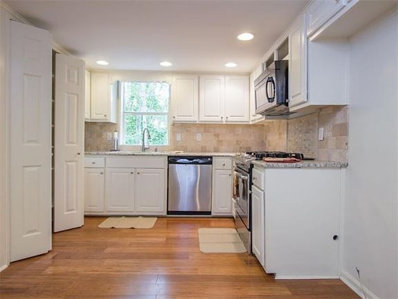 4th image of 215 Tallwood Ter
