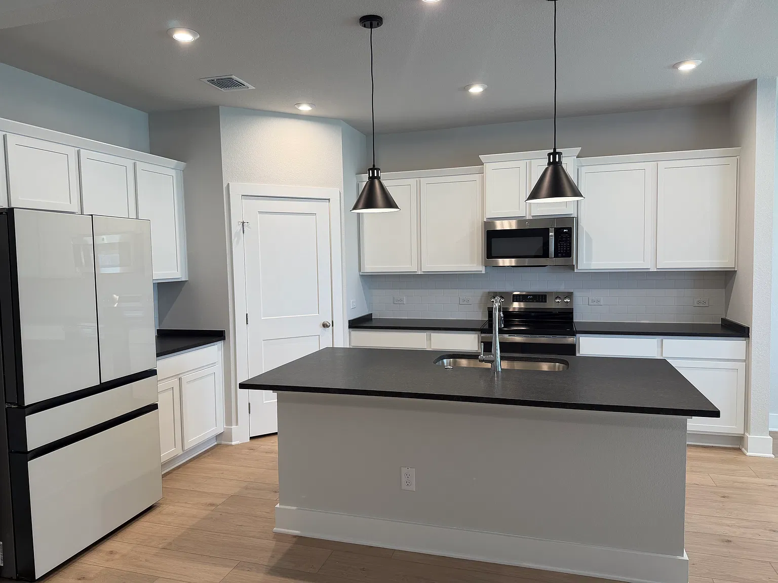 4 bed, 1984 sqft, $2,195 — Photo 4